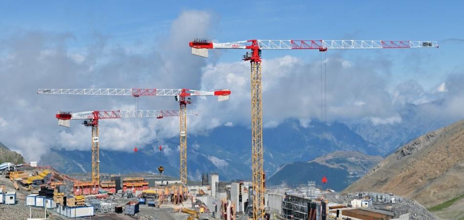 Żurawie wieżowe Potain podczas budowy kolejki linowej w Alpach