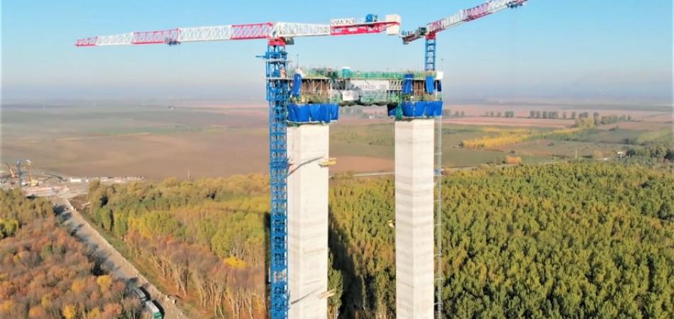 Żurawie Raimondi MRT 294 budują most wiszący nad Dunajem