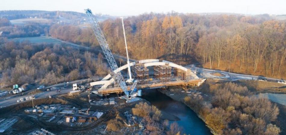 Żuraw gąsienicowy LR 1300 buduje most nad rzeką Białą