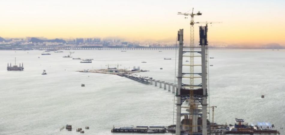 Żuraw wieżowy MD 3600 Potain buduje most w Chinach