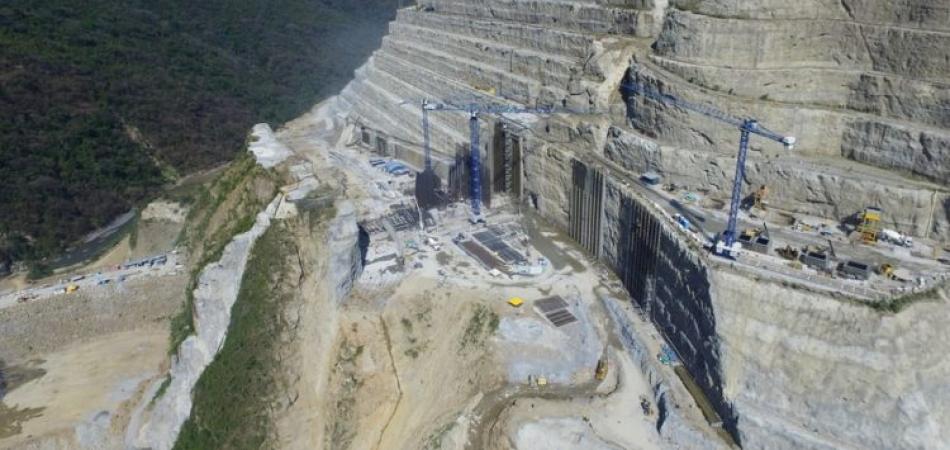 Żurawie Linden Comansa pracują w kanionie rzeki Cauca, przy budowie największej elektrowni wodnej w Kolumbii