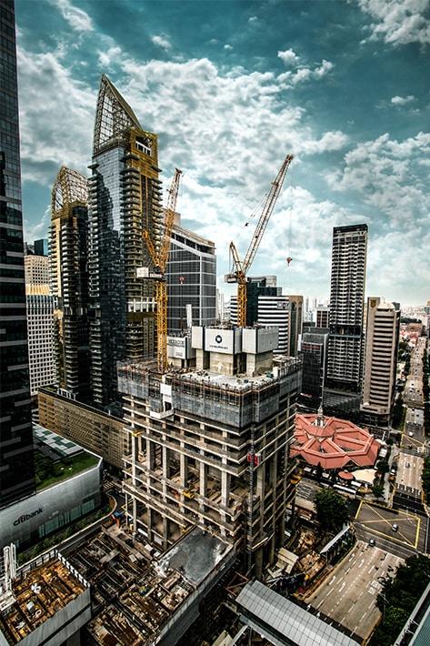 Żurawie z wysięgnikiem wychylnym Liebherr 710 HC-L  budują 48-piętrowy biurowiec Central Boulevard Towers w Singapurze