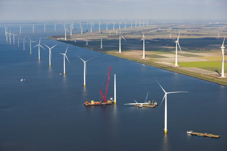 Westermeerwind na Ijsselmeer to największa farma wiatrowa w Holandii. Na każdej z 48 turbin wiatrowych pracuje jeden żurawik pokładowy