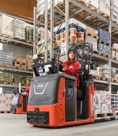 The new models of the Linde N20 C low-level order picker